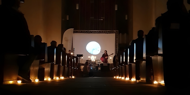 Konzert in der Pauluskirche bei Kerzenschein (c) Pauluskirche und Kultur